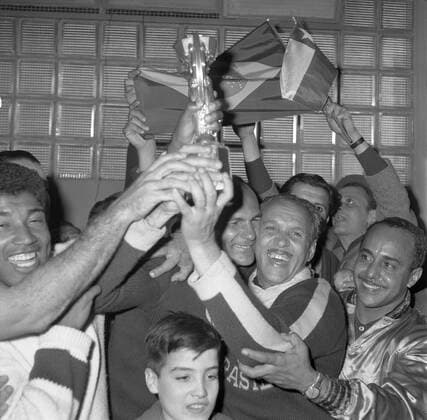 Fußball-Weltmeisterschaft 1962 Finale Brasilien 17.06.62 Siegesfeier der Brasilianer im Quartier mit dem WM-Pokal HM