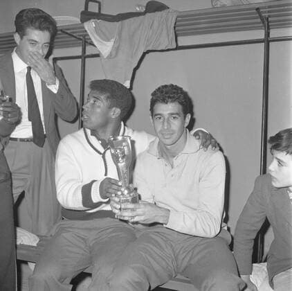 Fußball-Weltmeisterschaft 1962 Finale Brasilien 17.06.62 Brasilianer Mauro (rechts) und Amarildo präsentieren den Pokal in der Kabine HM