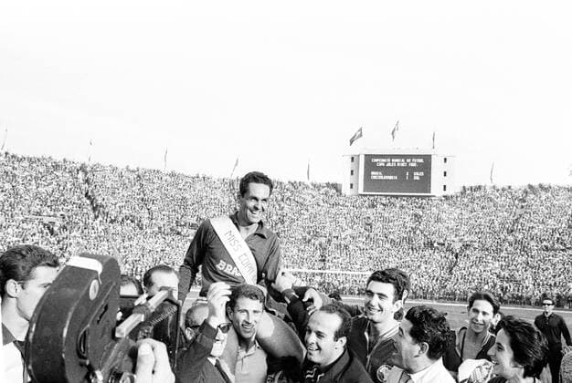 Fußball-Weltmeisterschaft 1962 Finale Brasilien 17.06.62 Brasiliens Torwart Gilmar (wird getragen) feiert den Finalsieg als Miss Copa HM
