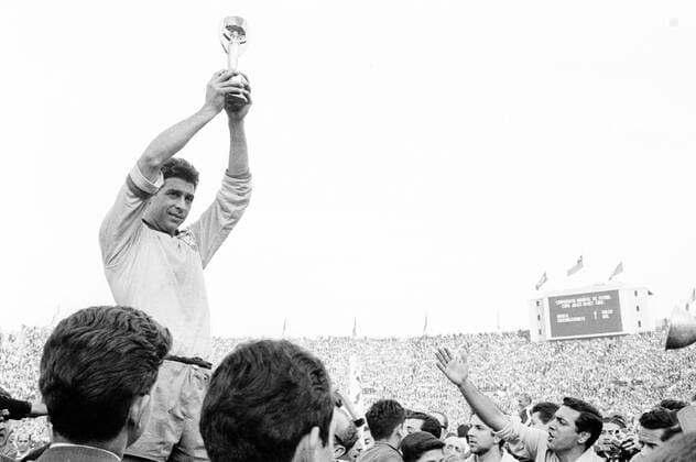 Fußball-Weltmeisterschaft 1962 Finale Brasilien 17.06.62 Kapitän Mauro (wird getragen) mit WM-Pokal HM
