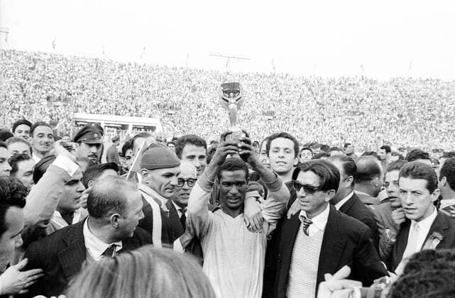Fußball-Weltmeisterschaft 1962 Finale Brasilien 17.06.62 Didi mit WM-Pokal in der Menge HM
