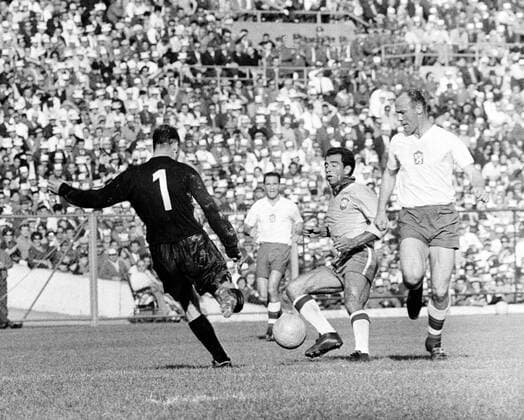 Fußball-Weltmeisterschaft 1962 Finale Brasilien-Tschechoslowakei 3:1 17.06.62 der Tschechoslowake Schrojf (Torwart) klärt vor Vava (mitte), rechts : Popluhar HM