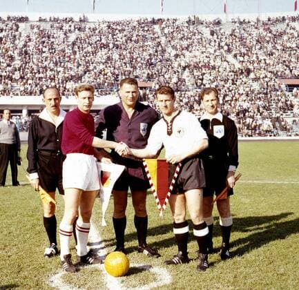 Fußball-Weltmeisterschaft 1962 Deutschland-Schweiz 2:1 03.06.1962 Begrüßung der Kapitäne. Re: Hans Schäfer. HM