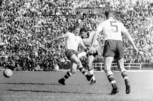 Fußball-Weltmeisterschaft 1962 Finale Brasilien-Tschechoslowakei 3:1 17.06.62 Spielszene, Vava (Brasilien mitte) schiesst, links Adolf Scherer, rechts Nr.5 Jan Popluhar (beide CSSR) HM