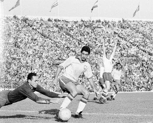 Fußball-Weltmeisterschaft 1962 Finale Brasilien-Tschechoslowakei 3:1 17.06.62 Gilmar hechtet und Mauro (am Ball) verhindern ein Tor der CSSR, hinten der Tschechoslowake Pluskal (hebt Arme) und der Brasilianer Zito. HM