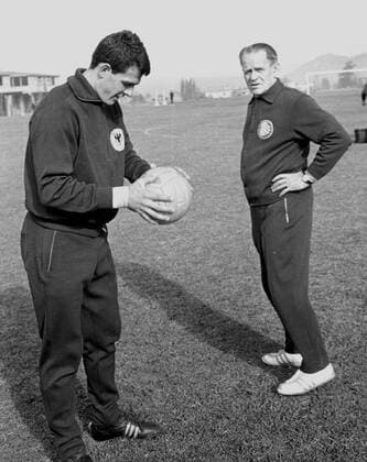 Fußball-Weltmeisterschaft 1962 23.05.1962 im deutschem Quartier : Wolfgang Fahrian und Trainer Sepp Herberger beim Training HM