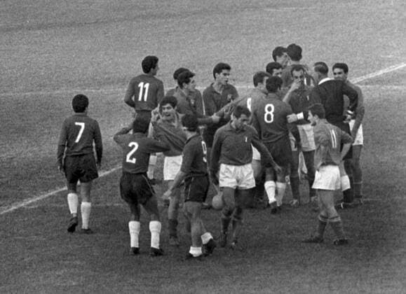 Fußball-Weltmeisterschaft 1962 Chile - Italien 2:0 02.06.1962 Rudelbildung beider Mannschaften. Rechts hinten: Schiedsrichter Ken Aston HM