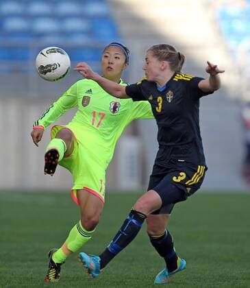 Fussball, Algarve Cup 2014, Japan - Schweden, v.li.: Yuki Ogimi (Japan), Linda Sembrant (Schweden), im Zweikampf, Duell, duel, tackle, Aktion, Action xmrx