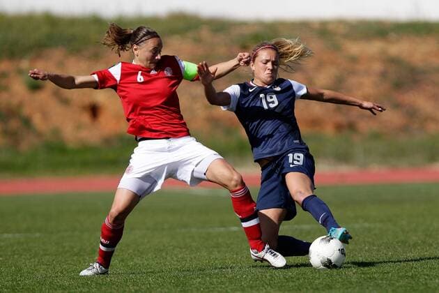 Fussball, Frauen, Algarve Cup 2014, USA - Dänemark v.li.: Mariann Gajhede Knudsen (Dänemark) im Zweikampf, Duell, duel, tackle mit Kristie Mewis (USA) xfsx