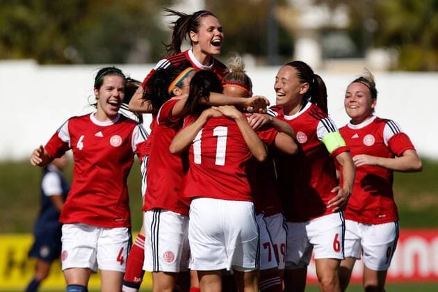 Fussball, Frauen, Algarve Cup 2014, USA - Dänemark v.li.: Dänische Spielerinnen mit Torjubel, celebrate the goal, goal celebration, Jubel über das Tor zum 0;2 xfsx