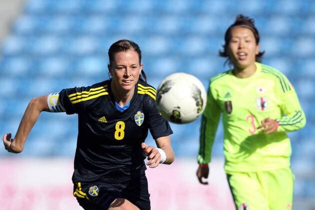 Fussball, Algarve Cup 2014, Japan - Schweden, v.li.: Lotta Schelin (Schweden), Azusa Iwashimizu (Japan) xmrx