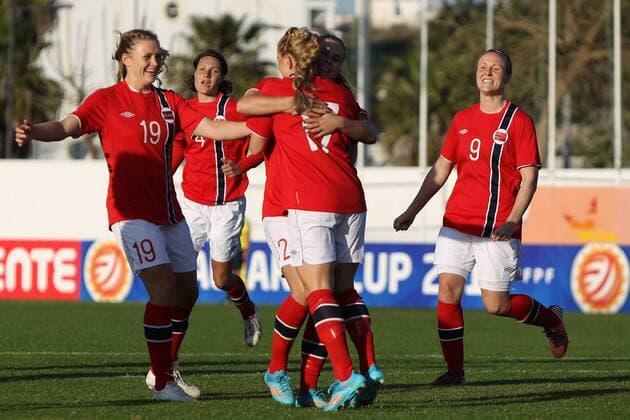 Fussball, Frauen, Algarve Cup 2014, Norwegen - Deutschland, v.li.: Norwegerinnen mit Torjubel, celebrate the goal, goal celebration, Jubel über das Tor zum 1:0 durch Lene Mykjaland (Norwegen) xfsx