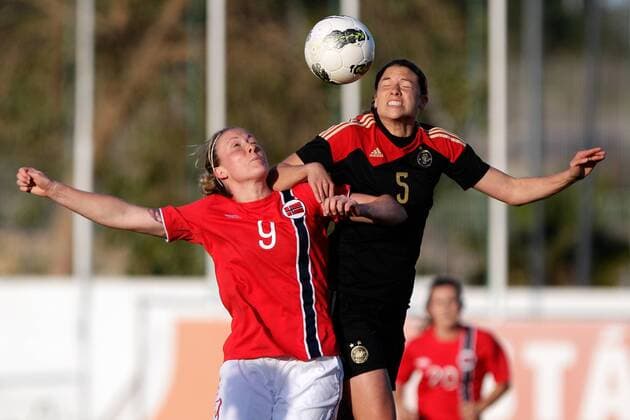 Fussball, Frauen, Algarve Cup 2014, Norwegen - Deutschland, v.li.: Isabell Herlovsen (Norwegen) im Zweikampf, Duell, duel, tackle mit Annike Krahn (Deutschland) xfsx