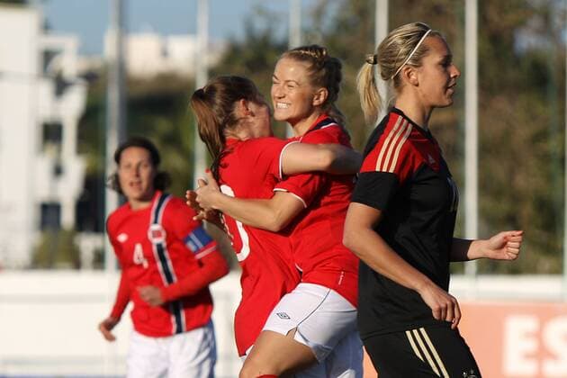 Fussball, Frauen, Algarve Cup 2014, Norwegen - Deutschland, v.li.: Ingvild Stensland (Norwegen), Emelie Bossard Haavi (Norwegen), Lene Mykjaland (Norwegen) mit Torjubel, celebrate the goal, goal celebration, Jubel über das Tor zum 1:0, Lena Goeßling (Deutschland) enttäuscht schauend, Enttäuschung, disappointed xfsx