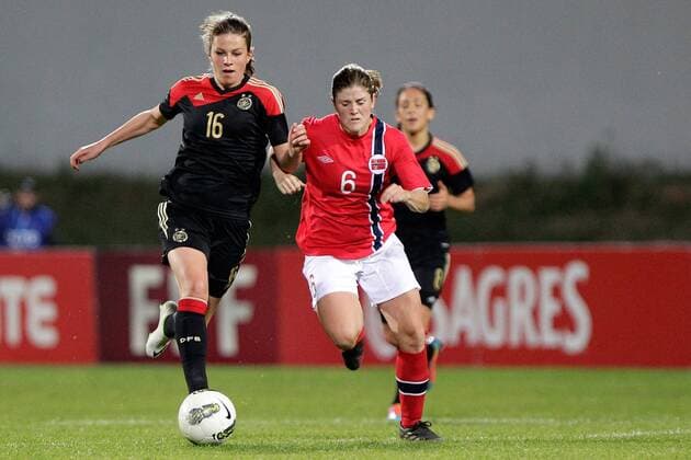 Fussball, Frauen, Algarve Cup 2014, Norwegen - Deutschland, v.li.: Melanie Leupolz (Deutschland) im Zweikampf, Duell, duel, tackle mit Maren Mjelde (Norwegen) xfsx