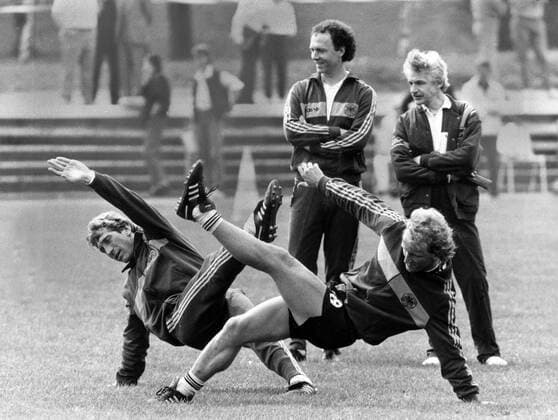 Training BR Deutschland mit Ditmar Jakobs (li.) und Andreas Brehme, dahinter Teamchef Franz Beckenbauer und Physiotherapeut Adolf Katzenmeier