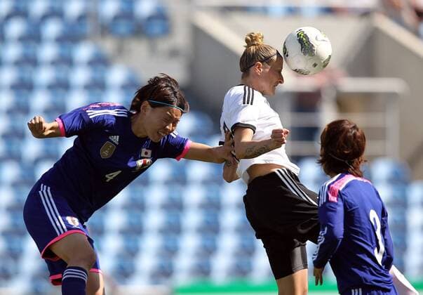 Fussball, Algarve Cup 2014, Deutschland - Japan, v.li.: Saki Kumagai (Japan), Anja Mittag (Deutschland), im Zweikampf, Duell, duel, tackle, Aktion, Action, Kopfball, header xmrx