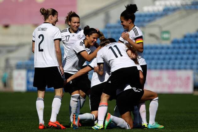 Fussball, Algarve Cup 2014, Deutschland - Japan, v.li.: Bianca Schmidt (Deutschland), Josephine Henning (Deutschland), Dzsenifer Marozsan (Deutschland), Nadine Keßler (Deutschland), Anja Mittag (Deutschland), Celia Okoyino Sasic (Deutschland) mit Torjubel, celebrate the goal, goal celebration, Jubel über das Tor zum 1:0 xfsx