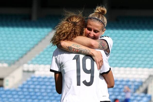 Fussball, Algarve Cup 2014, Deutschland - Japan, v.li.: Fatmire Lira Alushi (Deutschland), Anja Mittag (Deutschland) mit Torjubel, celebrate the goal, goal celebration, Jubel über das Tor zum 2:0 xfsx