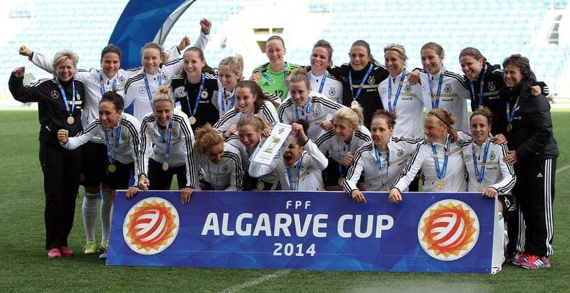 Fussball, Algarve Cup 2014, Deutschland, v.li.: Mannschaftsfoto, Teamfoto von Deutschland, als Sieger, Gewinner mit Pokal xmrx