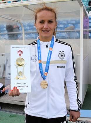 Fussball, Algarve Cup 2014, v.li.: Fatmire Lira Alushi (Deutschland) mit Pokal, Cup, lacht, Lächeln, Freude xmrx