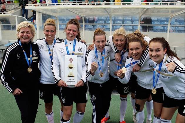 Fussball, Algarve Cup 2014, Deutschland, v.li.: Trainerin Silvia Neid (Deutschland), Anja Mittag (Deutschland), Melanie Leupolz (Deutschland), Simone Laudehr (Deutschland), Luisa Wensing (Deutschland), Josephine Henning (Deutschland), Sara Däbritz (Deutschland) jubeln mit dem Pokal. xfsx