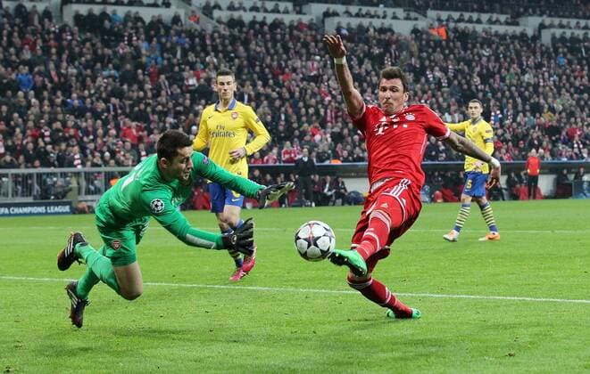 V.li. Lukasz Fabianski (Arsenal), Mario Mandzukic (Bayern) . FC Bayern München-FC Arsenal London . München, GER, 11.03.2014 , Achtelfinale Fussball-Champions League 2013-2014 .
