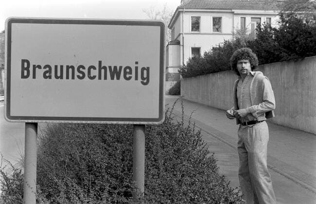 FUSSBALL 1. BUNDESLIGA SAISON 1977 1978 Paul Breitner (Eintract Braunschweig) posiert am 03.05.1977 vor einem Braunschweiger Ortschild