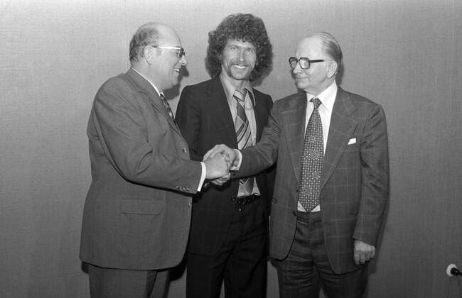 FUSSBALL 1. BUNDESLIGA SAISON 1977 1978 Trainer Branco Zebec, Paul Breitner und Praesident Ernst Balduin Fricke (v.l., alle Eintracht Braunschweig) am 03.05.1977