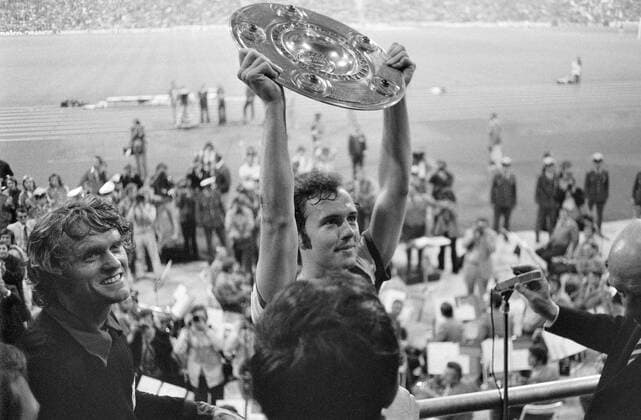 Fußball, FC Bayern München, Deutscher Meister 1972 FUSSBALL 1. BUNDESLIGA SAISON 1971 1972 34. Spieltag FC Bayern Muenchen - Schalke 04 28.06.1972 Schlussjubel: Sepp Maier (li) und Franz Beckenbauer (re, beide FC Bayerrn Muenchen) jubeln mit der Meisterschale