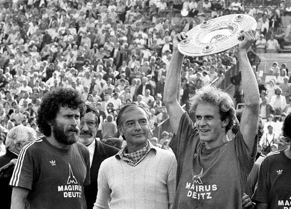 Zum Tode von Trainer Pal Csernai: Unser Bild zeigt Pal Csernai am 16.06.1981 zwischen Paul Breitner (li) und Karl-Heinz Rummenigge (re) mit der Meisterschale in seiner Zeit als Trainer von Bayern Muenchen.