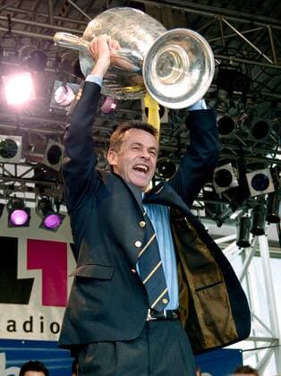 FUSSBALL CHAMPIONS LEAGUE FINALE SAISON 1996 1997 Borussia Dortmund feiert den Gewinn der Champions League auf dem Dortmunder Friedensplatz 29.05.1997 Trainer Ottmar Hitzfeld (Borussia Dortmund) jubelt mit dem Pokal xxNOxMODELxRELEASExx