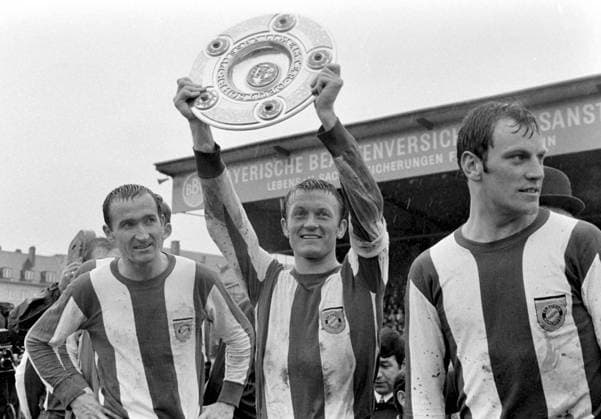 FUSSBALL 1. BUNDESLIGA SAISON 1968 1969 34. Spieltag FC Bayern Muenchen - Hannover 96 07.06.1969 Werner Olk (Mitte, FC Bayern Muenchen) jubelt mit der Meisterschale (links: Rainer Ohlhauser, rechts: Franz Roth)