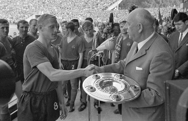 Fußball, 1. FC Nürnberg, Deutscher Meister 1968 FUSSBALL 1. BUNDESLIGA SAISON 1967 1968 34. Spieltag 1. FC Nuernberg - Borussia Dortmund 25.05.1968 DFB Praesident Hermann Goesmann (re) ueberreicht die Meisterschale an Heinz Strehl (li, Nuernberg)
