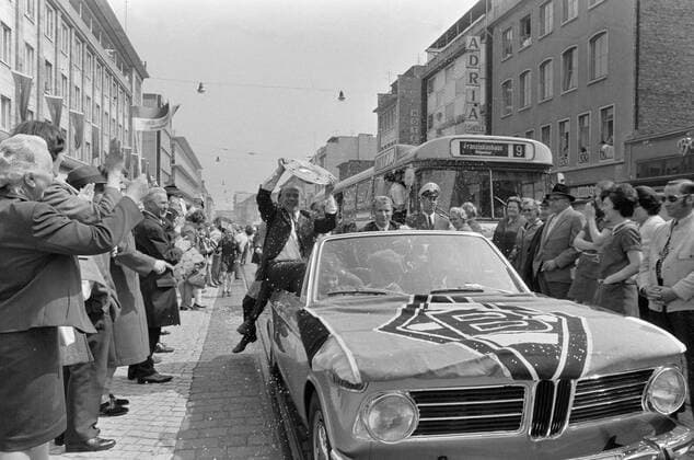 FUSSBALL 1. BUNDESLIGA SAISON 1969 1970 Autokorso Borussia Moenchengladbach nach dem Gewinn der deutschen Meisterschaft am 04.05.1970 Trainer Hennes Weisweiler (Moenchengladbach) jubelt mit der Meisterschale