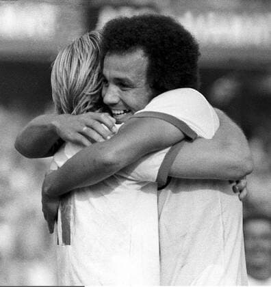 FUSSBALL 1. BUNDESLIGA SAISON 1974 1975 1. SPIELTAG Kickers Offenbach - FC Bayern Muenchen 24.08.1974 Erwin KOSTEDDE (Offenbach, re.) jubelt mit Sigfried HELD