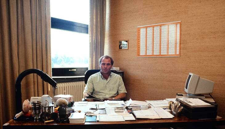FUSSBALL 1. BUNDESLIGA SAISON 1989 1990 Manager Uli Hoeness (FC Bayern Muenchen) sitzt am 01.07.1989 am Schreibtisch