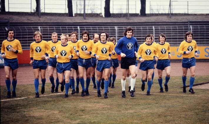 FUSSBALL 1. BUNDESLIGA SAISON 1972 1973 Eintracht Braunschweig praesentiert die erste Trikot Werbung im deutschen Fussball, 16.01.1973: Spieler von Eintracht Braunschweig laufen im neuen Trikot