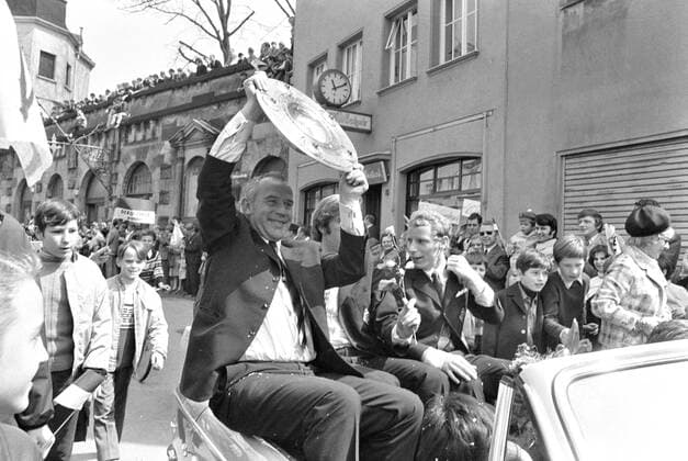 FUSSBALL 1. BUNDESLIGA SAISON 1969 1970 Autokorso Borussia Moenchengladbach nach dem Gewinn der deutschen Meisterschaft am 04.05.1970 Trainer Hennes Weisweiler (li, Moenchengladbach, rechts: Berti Vogts) jubelt mit der Meisterschale
