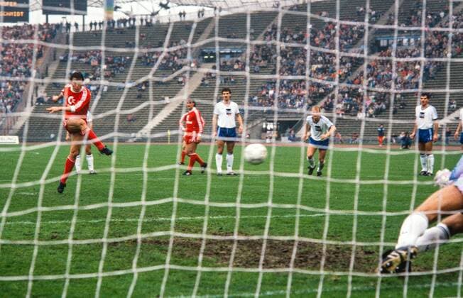 FUSSBALL 1. BUNDESLIGA SAISON 1987 1988 27. SPIELTAG FC Bayern Muenchen - FC Schalke 04 09.04.1988 Lothar Matthäus (FC Bayern Muenchen) erzielt per Elfmeter das Tor zum 4:1 FOTO: (C) WEREK Pressebildagentur xxNOxMODELxRELEASExx