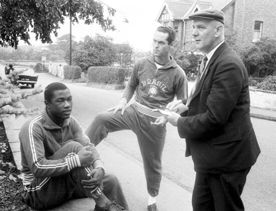 FB - Weltmeisterschaft 1966 Die Brasilianer Edu und Gilmar mit engl. Autogrammsammler HM
