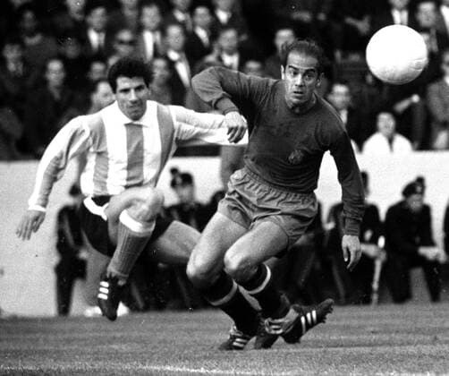 WM 1966. Spanien - Argentinien (2:1) am 13.7. in Birmingham. Ferreiro (Arg.) flankt. Vorne: Suarez (Spanien). HM