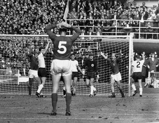 Fußball, WM 1966, Finale in Wembley, England - Deutschland 4-2 n.V. WM 1966: Endspiel vom 30.07.1966 England - Deutschland:Nach dem Tor für England zum 3:2 durch Hurst (nicht auf dem Foto), Proteste nach dem umstrittenen Tor. V.l: zu erkennen: Hunt, Franz Beckenbauer, Jack Charlton (5), Wolfgang Weber, Tw. Hans Tilkowski .Bobby Charlton und Horst Hoettges (2), Nr. 5 = Jack Charlton HM