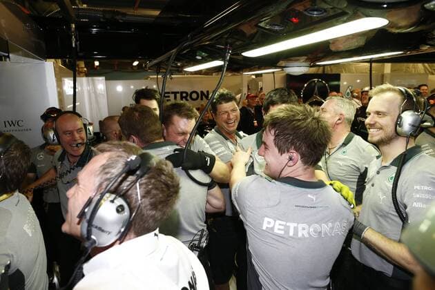 Motorsports: FIA Formula One World Championship 2014, Grand Prix of Australia, mechanic of Mercedes AMG Petronas F1 Teamcelebrating xHOCHxZWEIx