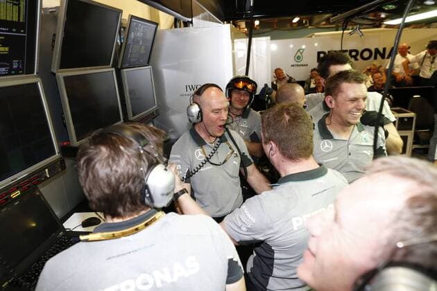 Motorsports: FIA Formula One World Championship 2014, Grand Prix of Australia, mechanic of Mercedes AMG Petronas F1 Teamcelebrating xHOCHxZWEIx