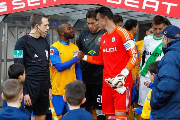 Begrüssung - Dominick Kumbela (Eintracht Braunschweig) und Torwart Diego Benaglio (VfL Wolfsburg) - 1. Fußball Bundesliga Punktspiel Saison 2013-2014 Eintracht Braunschweig vs. VfL Wolfsburg im Eintracht Stadion in Braunschweig - Deutschland, Fußball, Mann, Männer,15.03.2014