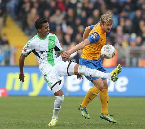 Duell zwischen v.l. Luiz Gustavo (VfL Wolfsburg) und Jan Hochscheidt (Eintracht Braunschweig) Eintracht Braunschweig vs. VfL Wolfsburg
