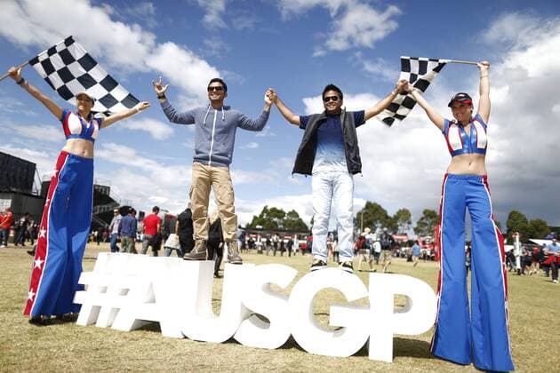 Motorsports: FIA Formula One World Championship 2014, Grand Prix of Australia, fans and girls with flags xHOCHxZWEIx