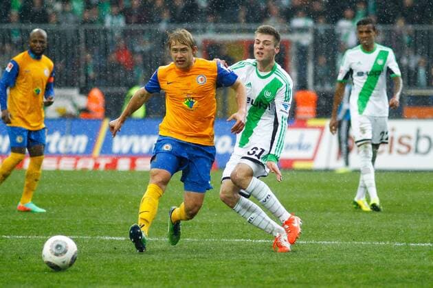 Zweikampf - Jan Hochscheidt (Eintracht Braunschweig) gegen Robin Knoche (VfL Wolfsburg) - 1. Fußball Bundesliga Punktspiel Saison 2013-2014 Eintracht Braunschweig vs. VfL Wolfsburg im Eintracht Stadion in Braunschweig - Aktion,Deutschland, Fußball, Mann, Männer,15.03.2014