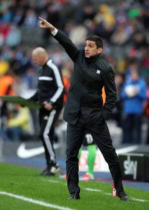 Trainer Tayfun Korkut zeigend Einzelbild Freisteller Aktion Fußball Fussball DFL Bundesliga Herren Saison 2013 14 15.03.2014 Hertha BSC Berlin vs. Hannover 96 HSV
